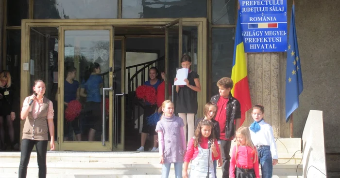 Elevii de la Palatul Copiilor au suţinut un program artistic în  centrul oraşului