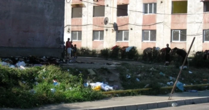 Zeci de locatari din Negreşti au protestat, nemulţumiţi de o decizie a Primăriei