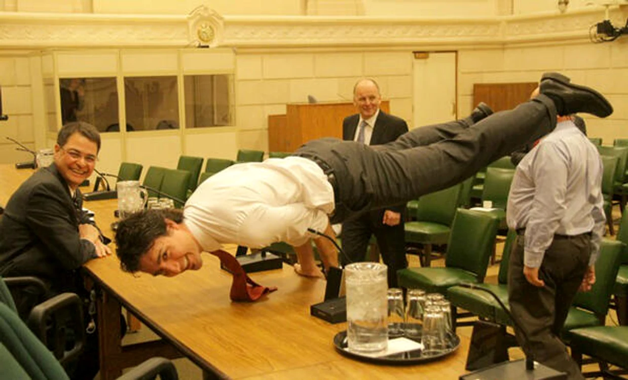 Justin Trudeau execută perfect "poziția păun"