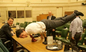 Justin Trudeau execută perfect &quot;poziția păun&quot; jpeg