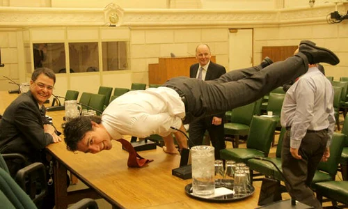 Justin Trudeau execută perfect "poziția păun" jpeg