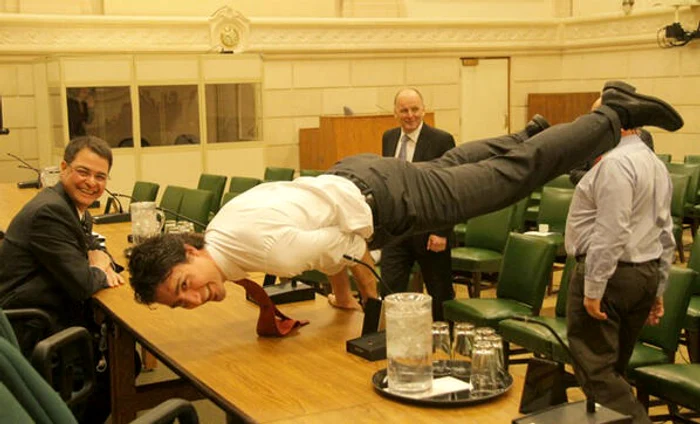 Justin Trudeau execută perfect &quot;poziția păun&quot;
