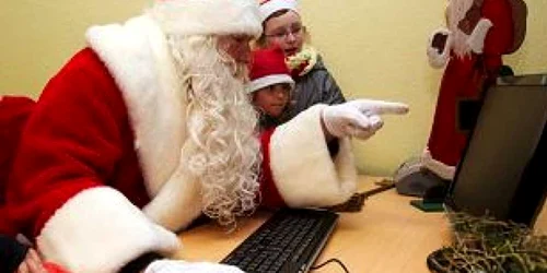 Moş Crăciun va fi ocupat astăzi cu laptopul FOTO: AFP