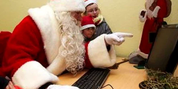 Moş Crăciun va fi ocupat astăzi cu laptopul FOTO: AFP