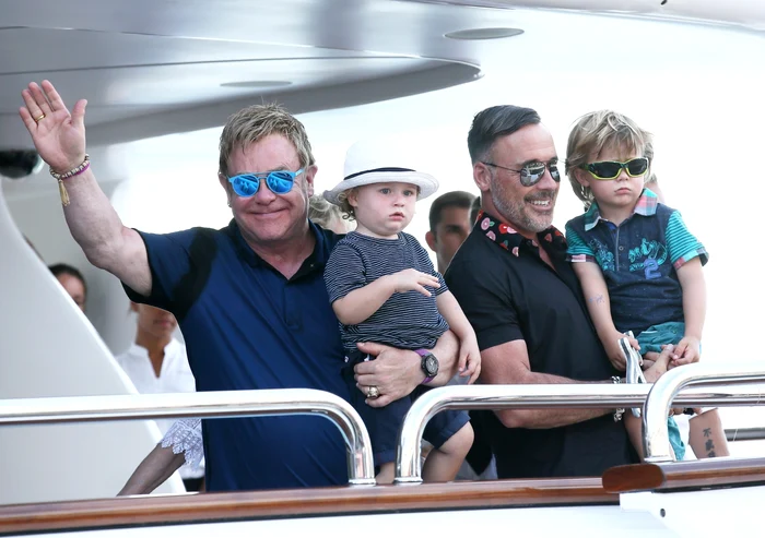Elton John şi David Furnish s-au căsătorit civil la sfârşitul lunii decembrie 2014 şi au împreună doi fii - Zachary şi ElijahFoto: Hepta