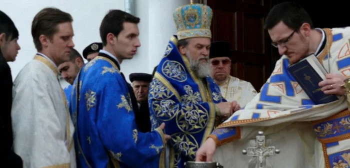 De Bobotează, Sfânta Liturghie este oficiată de Preasfinţitul Vincenţiu(mijloc), episcopul Sloboziei şi Călăraşilor Foto:I.S.