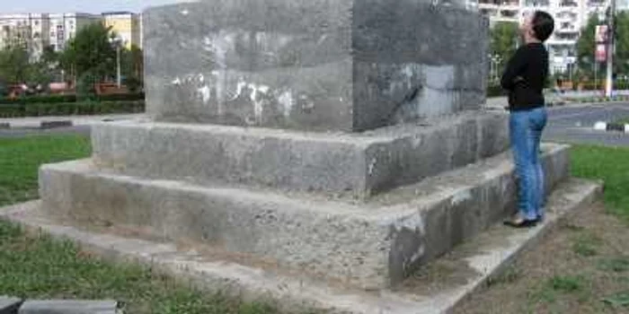 Statuia ecvestră ar fi trebuit urcată pe soclu încă din anul 2009