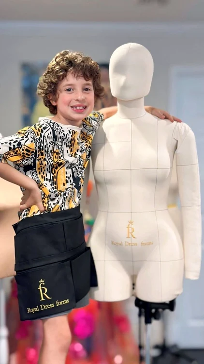 Designerul Max Alexander, 8 ani, alături de un manechin de plastic