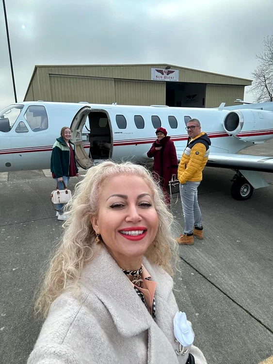 Iubitul a plimbat-o cu un avion  privat doar ca să ia un tort