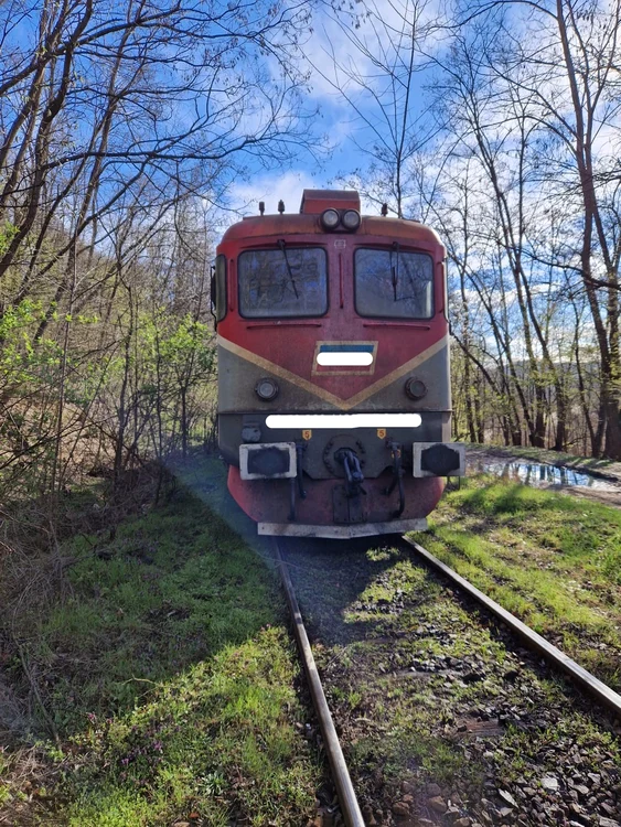 Incident feroviar soldat cu o locomotivă deraiată și două tone de motorină scursă din rezervor ISUVL