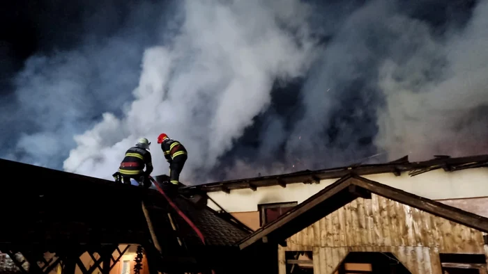 Acoperișul a ars și au fost afectate și tavanele locuințelor FOTO: amator