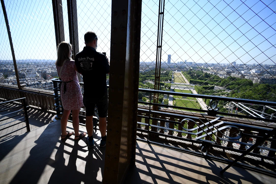 Turnul Eiffel, construit în 1889 de Gustave Eiffel, primeşte aproape 7 milioane de vizitatori pe an