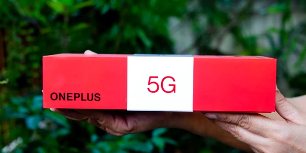 Cutie smartphone OnePlus 5G FOTO Shutterstock