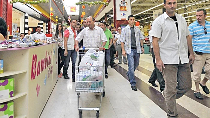10 iunie 2012. Traian Băsescu, într-un centru comercial din nordul Capitalei