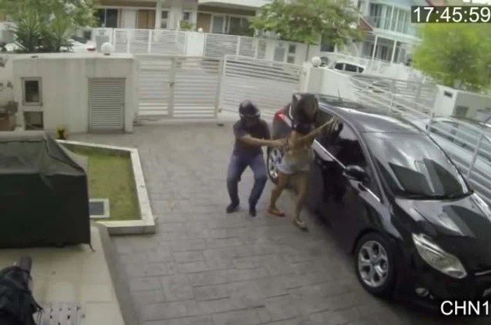 
    Bărbatul o atacă pe femeie imediat ce deschide portiera de la maşină  