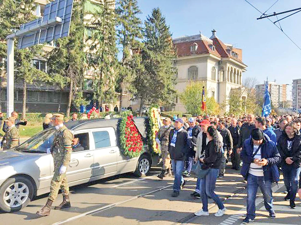 Străzile au fost pline de suporteri, dar şi de simpli craioveni care au venit să-i aducă un ultim omagiu