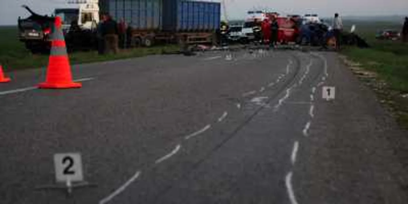 Ambii pasageri şi şoferul camionului au murit în accidentul produs la intrarea în municipiul Suceava FOTO Arhivă Adevărul