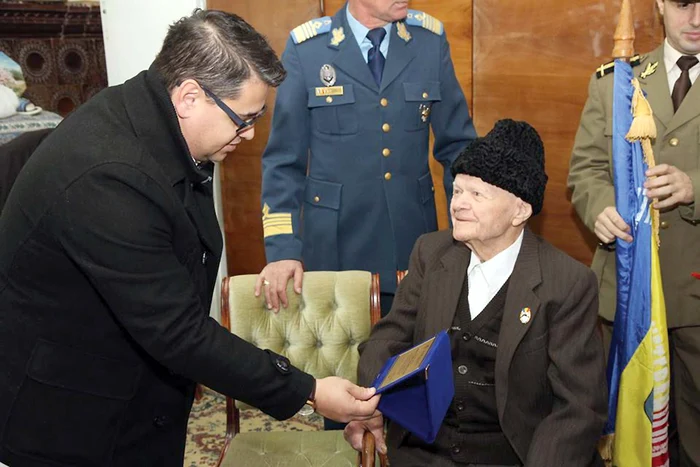 
    Bătrânul a fost  felicitat de  viceprimar  