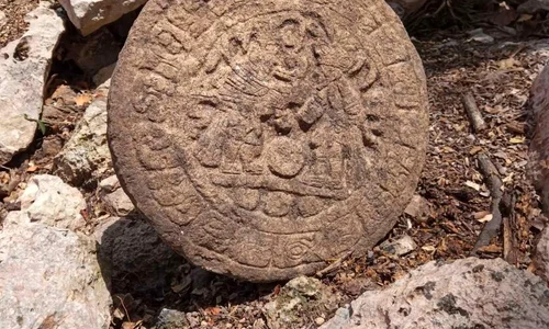 O tabelă de scor folosită de mayași la un vechi joc cu mingea, descoperită de arheologi (foto: INAH)