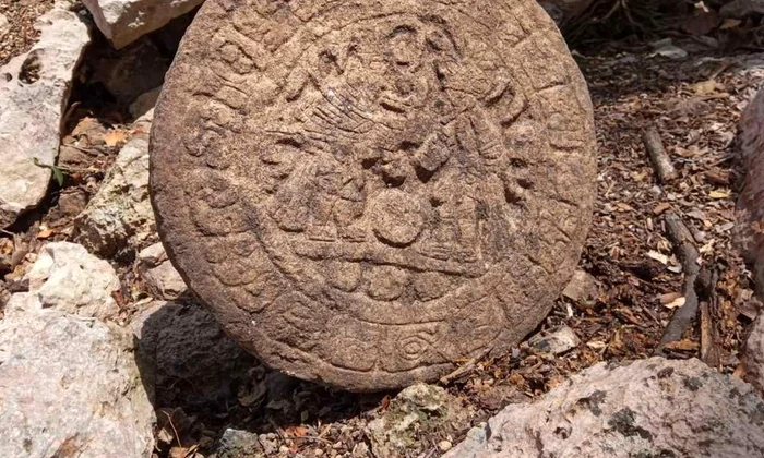 O tabelă de scor folosită de mayași la un vechi joc cu mingea, descoperită de arheologi (foto: INAH)