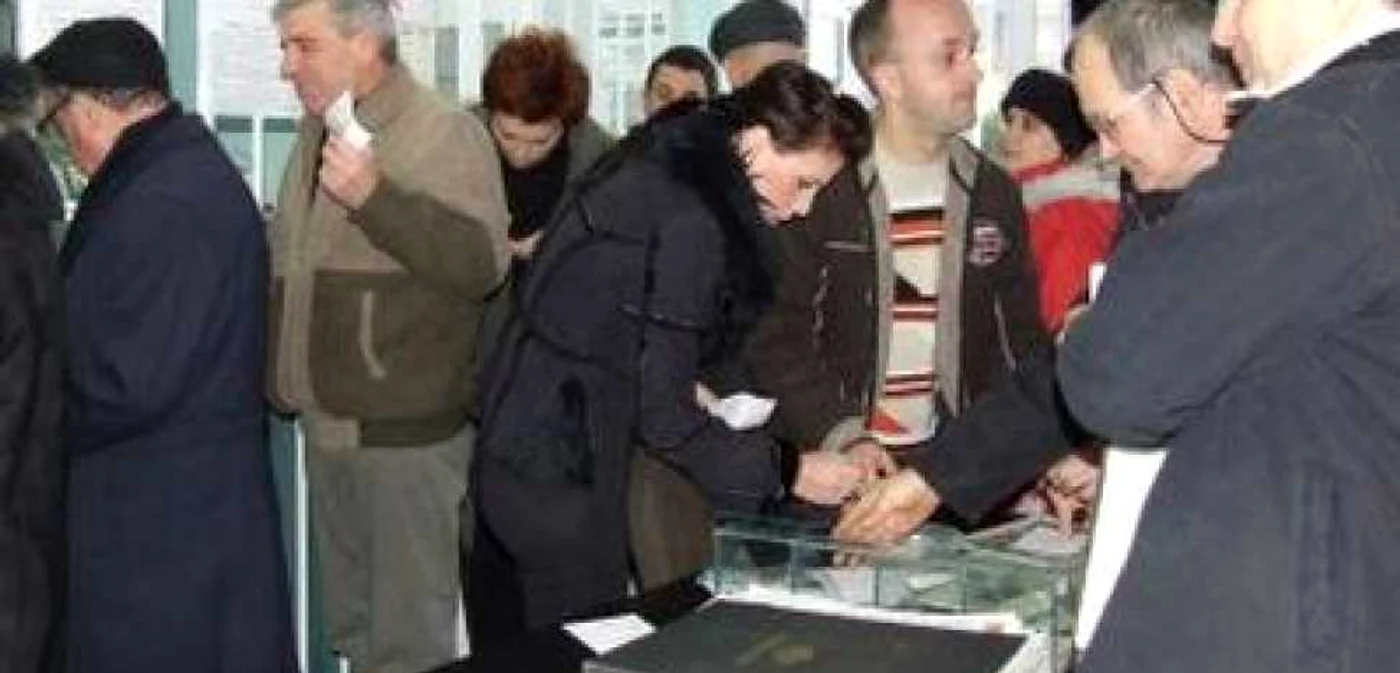Pentru a marca un bilet la aparat, pietrenii au aşteptat la cozi infernale