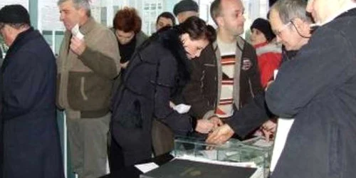 Pentru a marca un bilet la aparat, pietrenii au aşteptat la cozi infernale