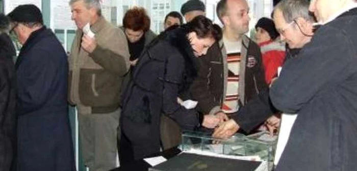 Pentru a marca un bilet la aparat, pietrenii au aşteptat la cozi infernale