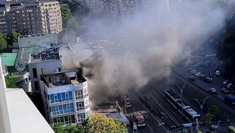 Un incendiu izbucnit la magazinul Sir Lujerului s-a extins la terasa unui hotel. Zeci de persoane evacuate