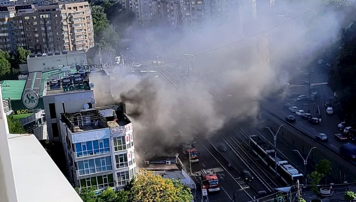 Un incendiu izbucnit la magazinul Sir Lujerului s-a extins la terasa unui hotel. Zeci de persoane evacuate