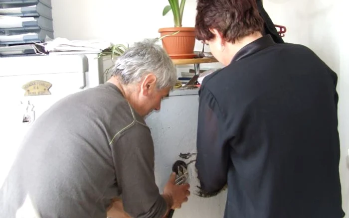 
    Acesta este seiful din Primăria Arsura pe care hoții nu au reușit nici să-l deschidă nici să îl fureFoto: adevărul.ro  