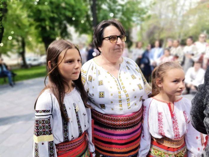 tinere din ucraina in straie oltenesti - foto george pitulescu