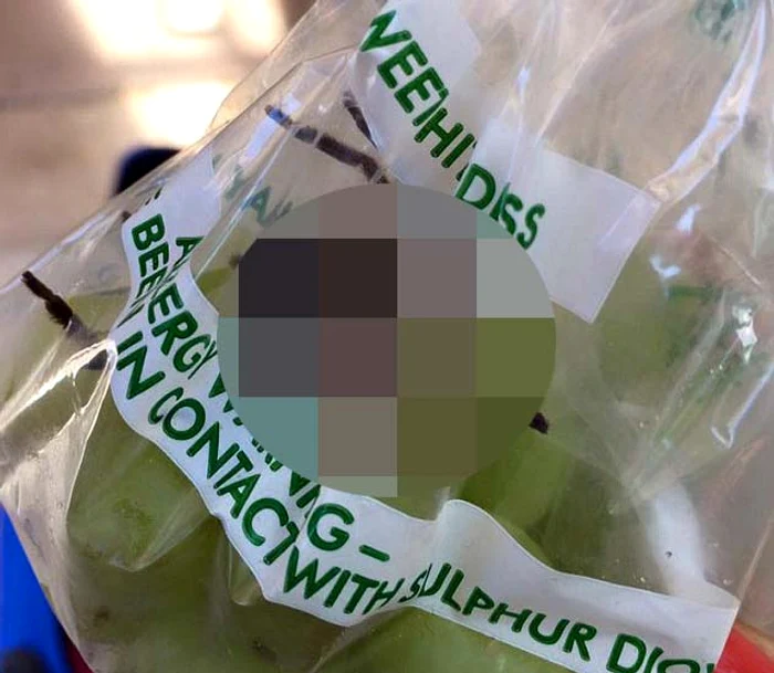 Femeia s-a speriat zdravăn când a deschis punga de struguri foto: Facebook