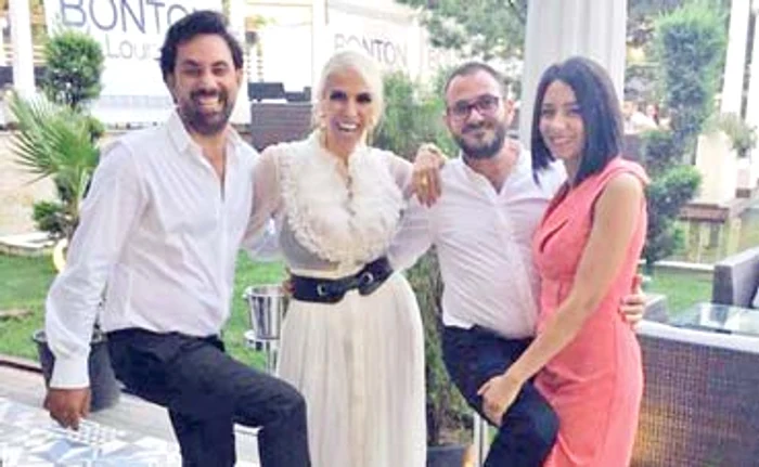 
    Raluca Bădulescu și Florin Stamin  (stânga) s-au cununat religios luna  trecută, iar azi vor chefui cu invitații  