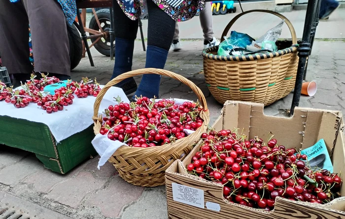 Prețuri mici la țărani, prețuri mari la comercianții din piețe FOTO: A.M.