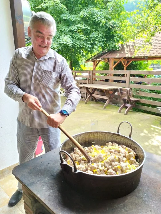 Liniștit, în curtea casei sale