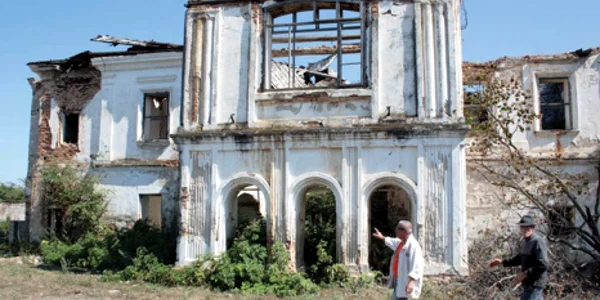 Conacul de la Tupilaţi se află într-o vizibilă stare de degradare