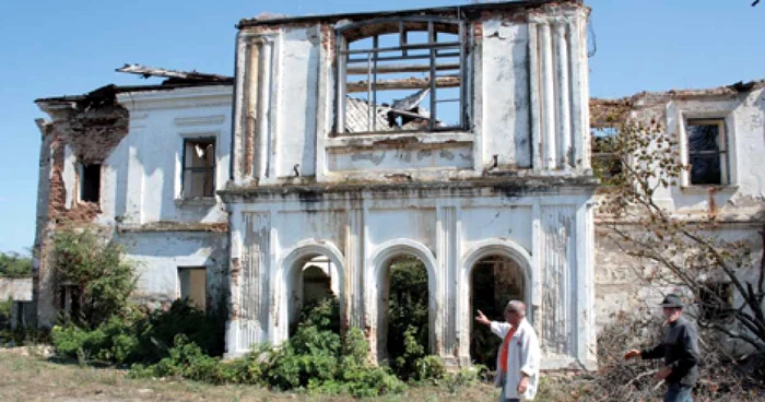 Conacul de la Tupilaţi se află într-o vizibilă stare de degradare