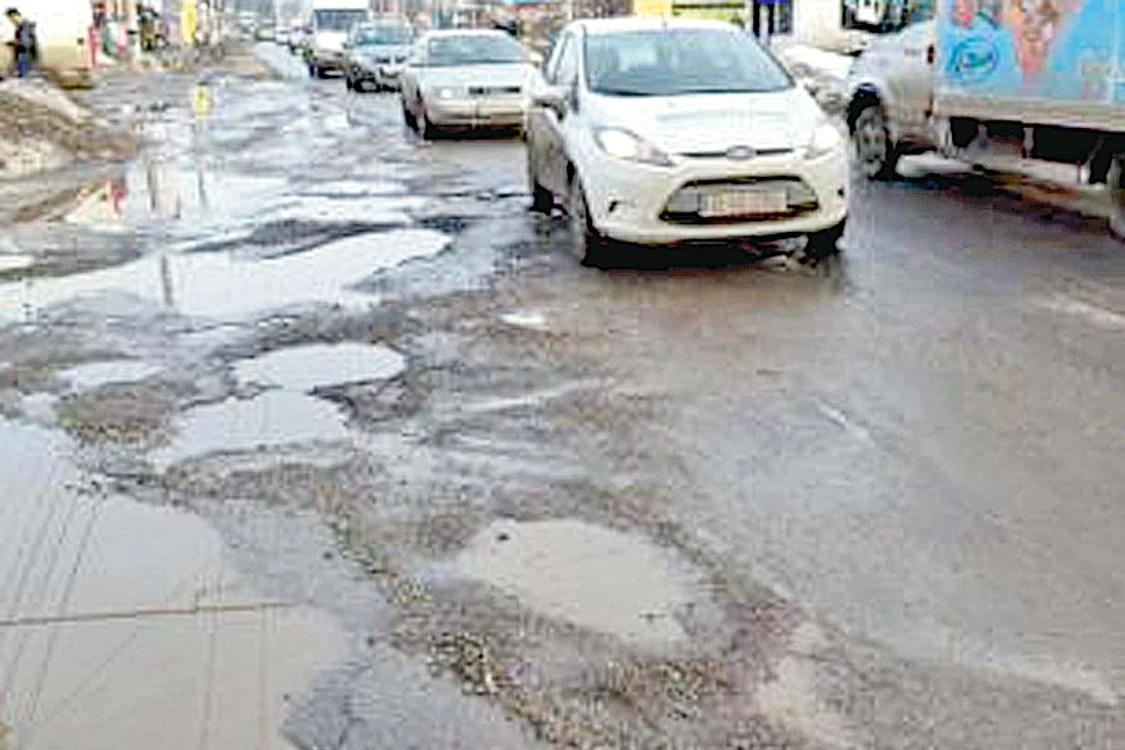 Pentru moment,  gropile au fost nivelate,  dar săptămâna viitoare  vor avea, din nou,  nevoie de reparaţii