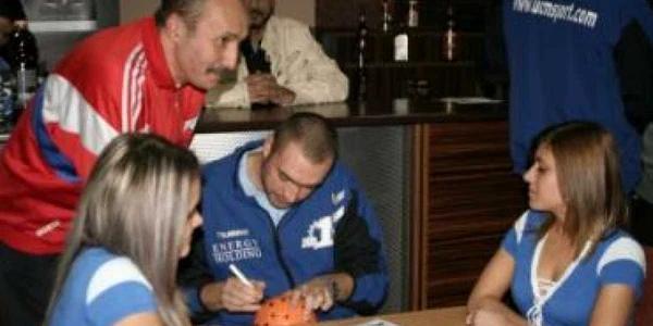 Fanii au stat la coadă pentru un autograf al vicecampionilor de la UCMR (GALERIE FOTO)