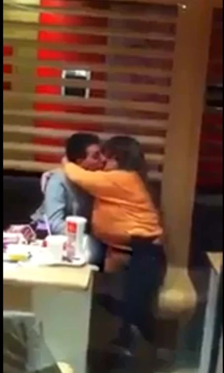 
    Tinerii s-au relaxat după o masă copioasă  