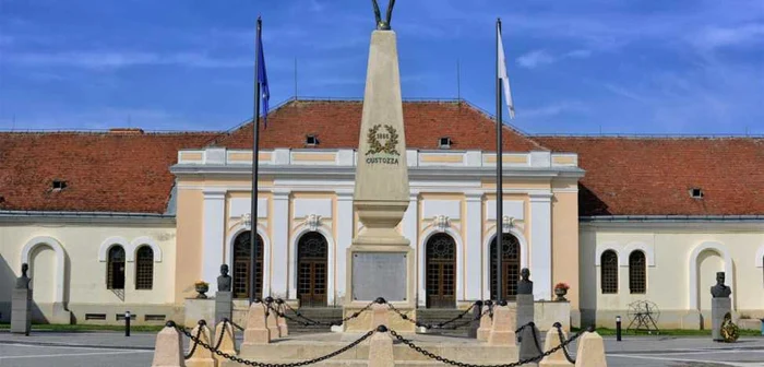 Monumentul Custozza din Piaţa Cetăţii Alba Carolina