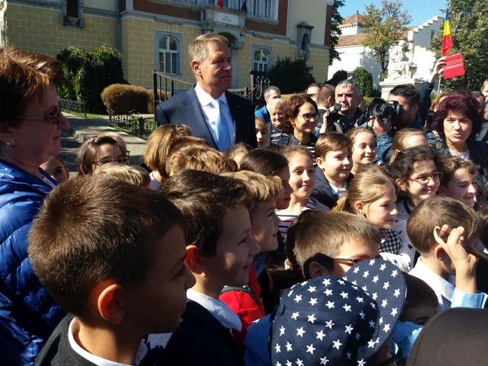 Klaus Iohannis alături de o clasă de elevi din Iaşi FOTO Florin Gheţău