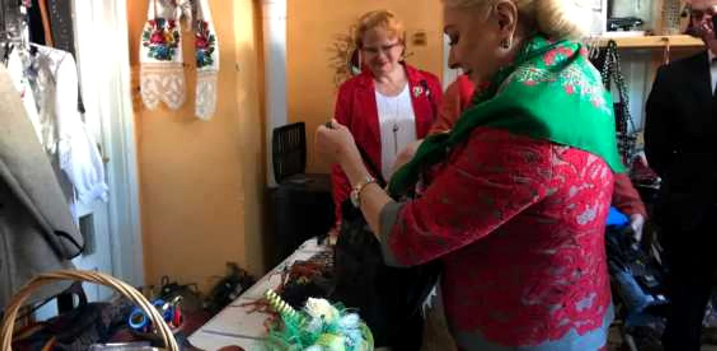 Viorica Dăncilă cu unul dintre baticurile cumpărate. FOTO: Arhivă Personală