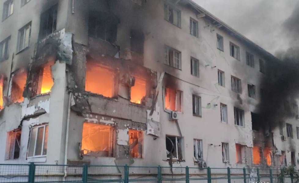 V ruskem zračnem napadu na Harkov ranjenih šest ljudi, izbruhnilo več požarov