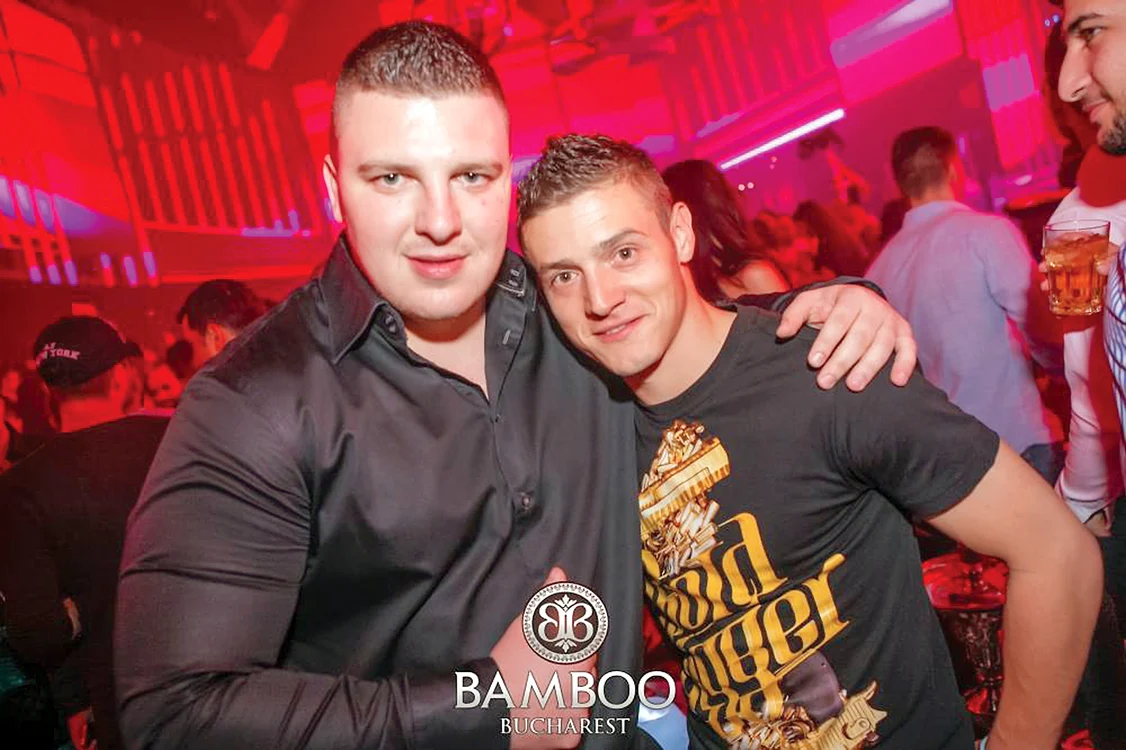 Gabi Torje s-a fotografiat alături de prieteni şi de fani la ieşirea în club