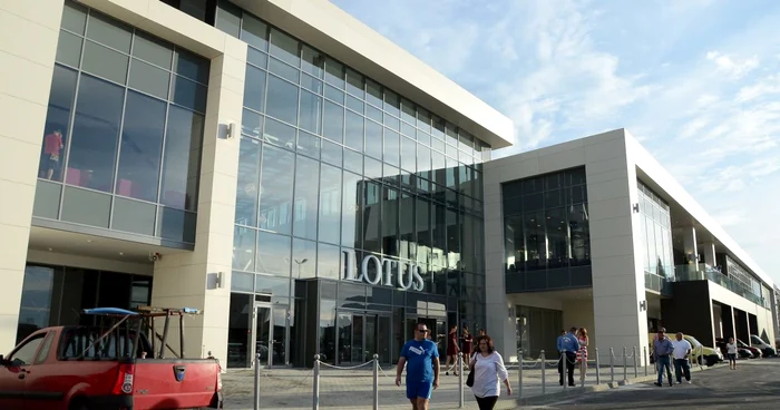 Câţiva interlopi din clanul Neguş i-au snopit în bătaie pe doi orădeni în mall-ul Lotus din Oradea