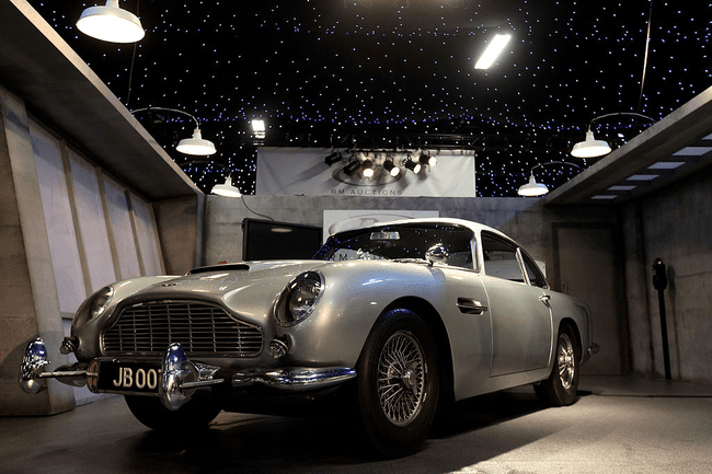 Un Aston Martin DB5, similar celui condus de Sean Connery într-unul din filmele cu James Bond și care i-a aparținut actorului, vândut cu 2,4 milioane de dolari