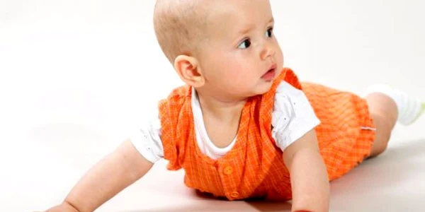 Bebeluşii care nu te privesc în ochi şi care zâmbesc doar rareori ar putea suferi de autism