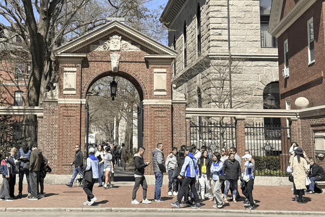 „O absurditate periculoasă”. Reacția unui profesor român din America la politica lui Trump privind studenții străini la Harvard