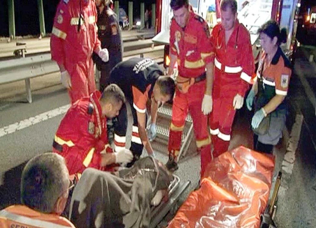Răniţii au fost scoşi cu grijă din autovehiculul răsturnat şi duşi la mai  multe spitale din Capitală